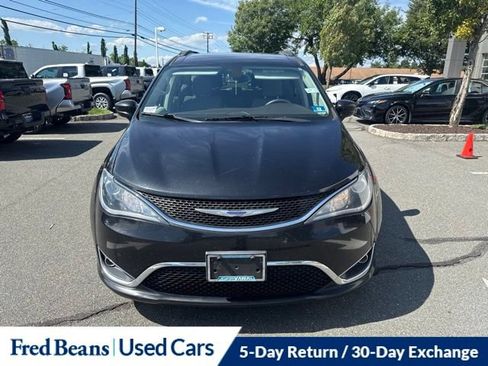 Used 2020 Chrysler Pacifica Touring w/ Tire & Wheel Group FWD image 18