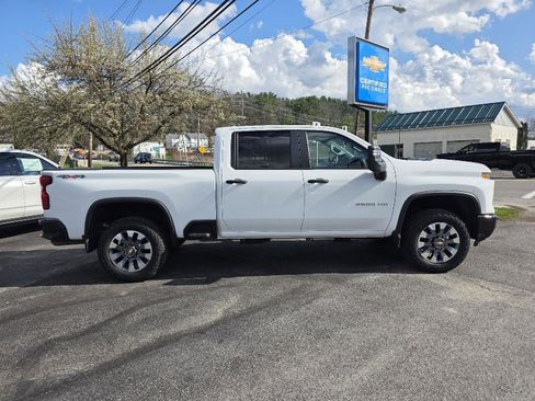 Used 2024 Chevrolet Silverado 2500 Custom w/ Custom Value Package image 8