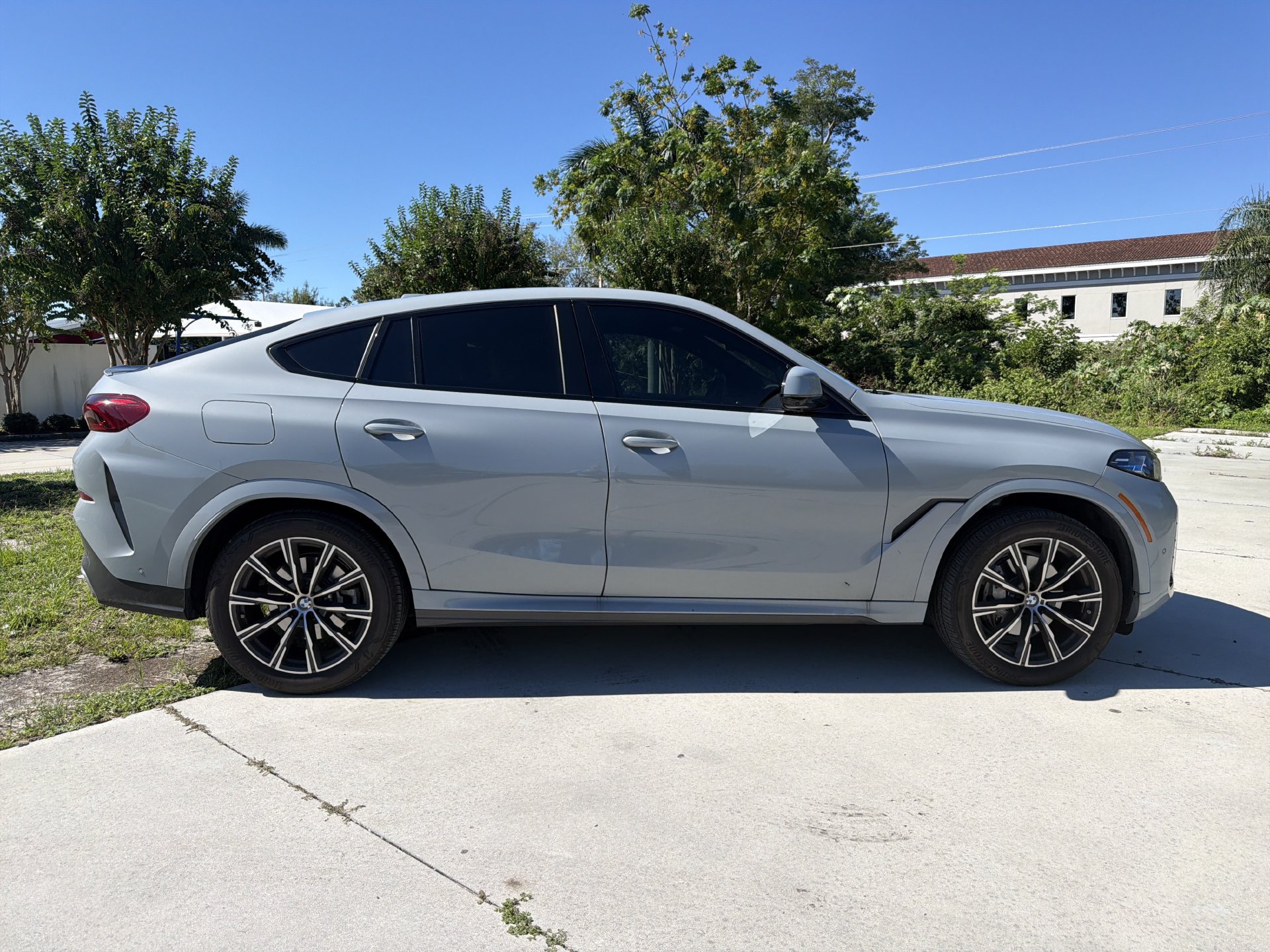 Used 2024 BMW X6 xDrive40i w/ Premium Package AWD/4WD image 3
