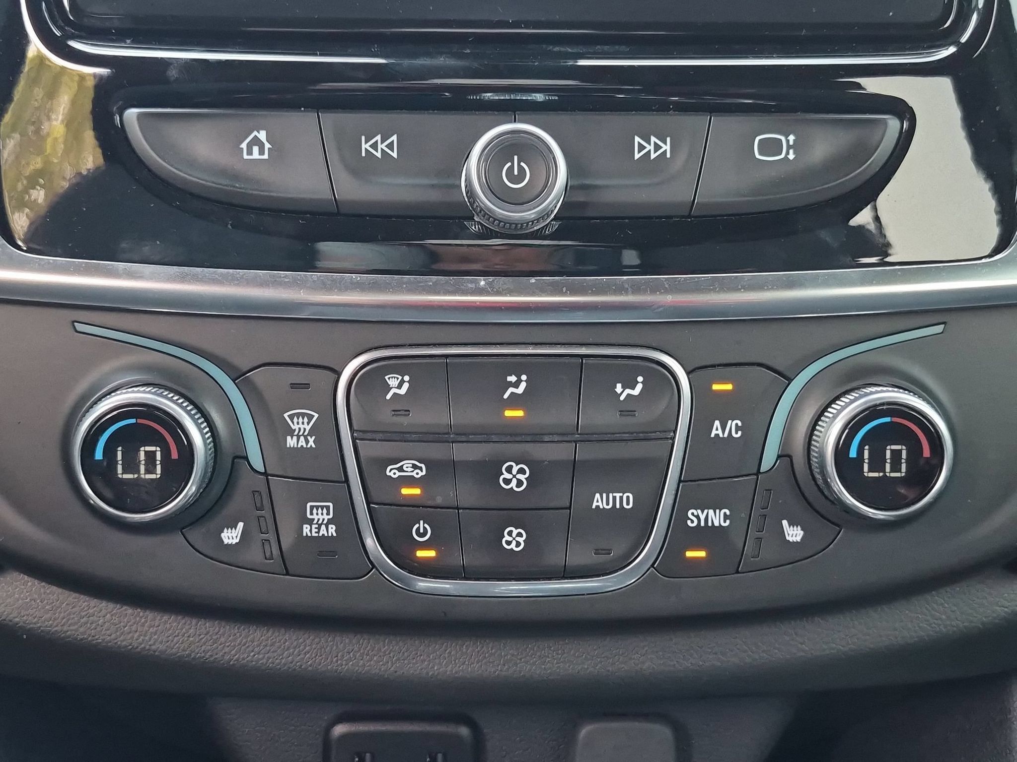 Certified 2023 Chevrolet Traverse LT FWD image 19