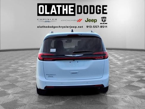 New 2026 Chrysler Pacifica Pinnacle image 27