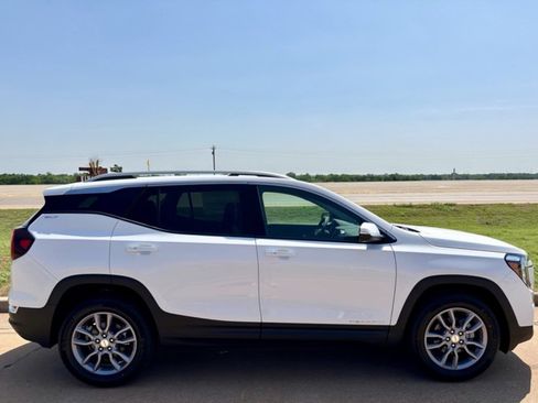 New 2024 GMC Terrain SLT image 2