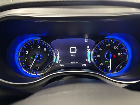 Used 2025 Chrysler Pacifica Limited FWD image 27