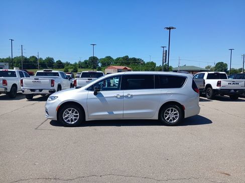 Used 2024 Chrysler Pacifica Touring-L FWD image 5