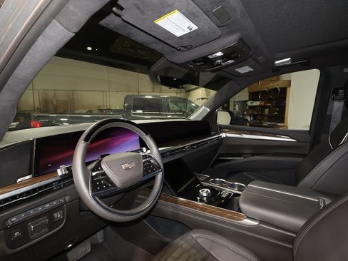 Used 2026 Cadillac Escalade ESV Platinum Sport w/ LPO, ONYX Package AWD/4WD image 9