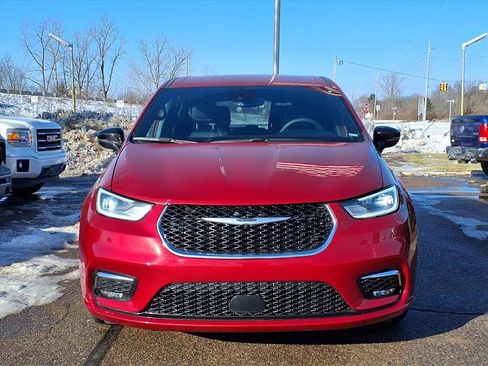 Used 2025 Chrysler Pacifica Select image 2