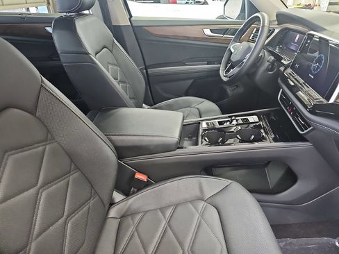 Used 2025 Volkswagen Atlas SE FWD image 10