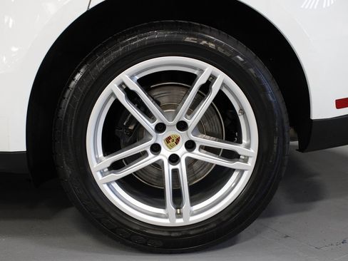 Certified 2025 Porsche Macan image 12