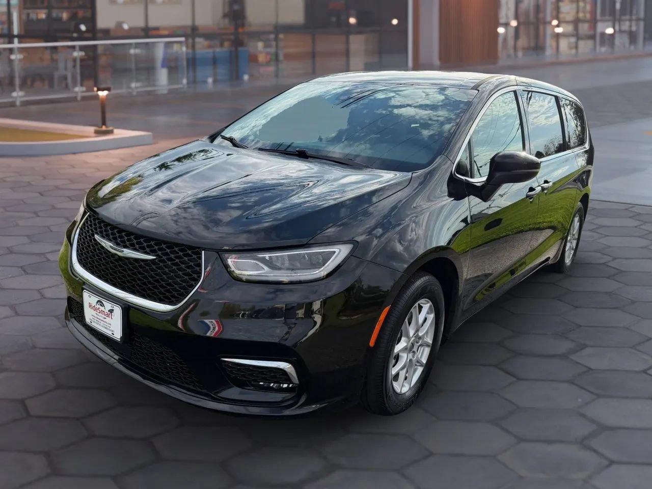 Used 2023 Chrysler Pacifica Touring-L FWD image 6