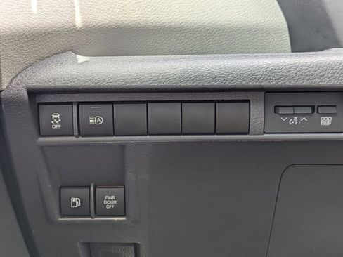 Used 2023 Toyota Sienna LE w/ LE Plus Package FWD image 25