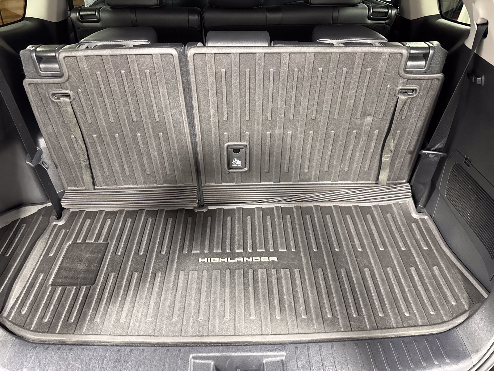 Used 2020 Toyota Highlander XLE AWD/4WD image 24
