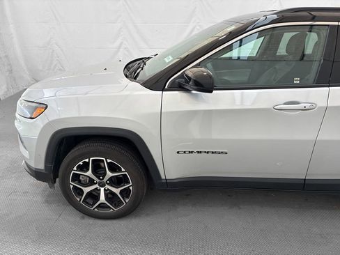 Used 2025 Jeep Compass Limited AWD/4WD image 3