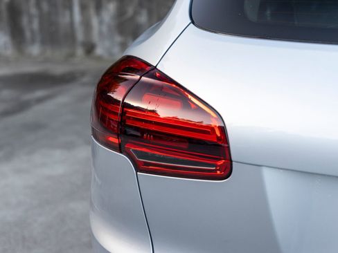 Used 2016 Porsche Cayenne image 18