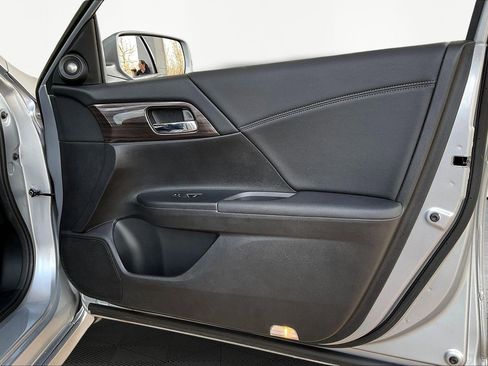 Used 2017 Honda Accord Touring image 29