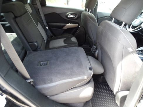 Used 2018 Jeep Cherokee Sport w/ Cold Weather Group AWD/4WD image 33