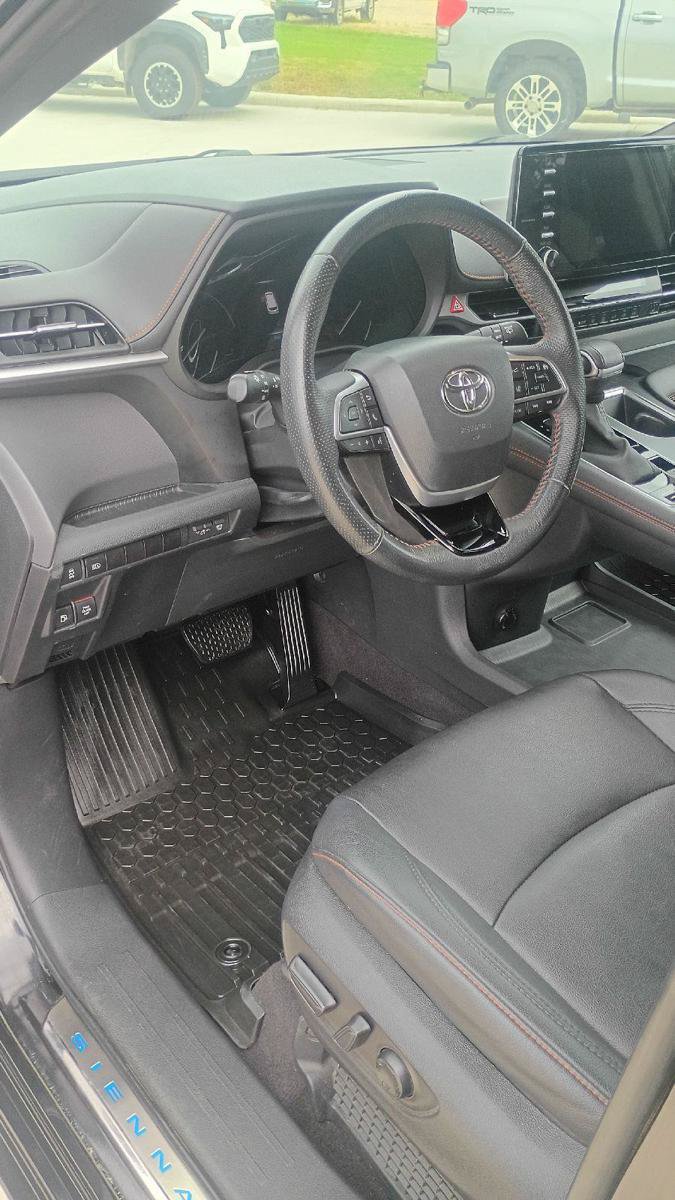 Used 2023 Toyota Sienna XSE FWD image 11