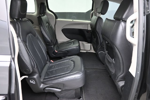 Used 2022 Chrysler Pacifica Touring-L FWD image 13