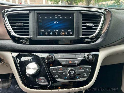 Used 2020 Chrysler Voyager L FWD image 44