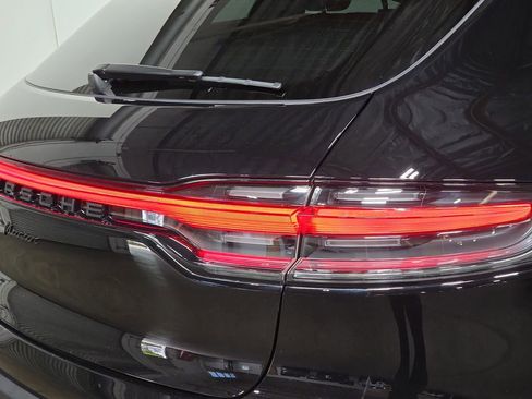 Certified 2025 Porsche Macan AWD/4WD image 30
