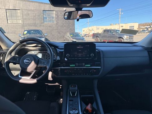 Used 2025 Nissan Pathfinder SV image 17