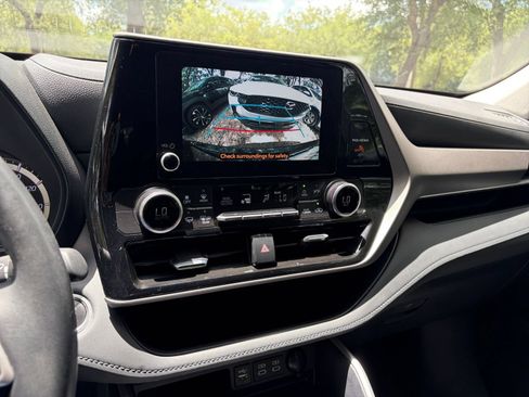 Used 2025 Toyota Highlander LE FWD image 27
