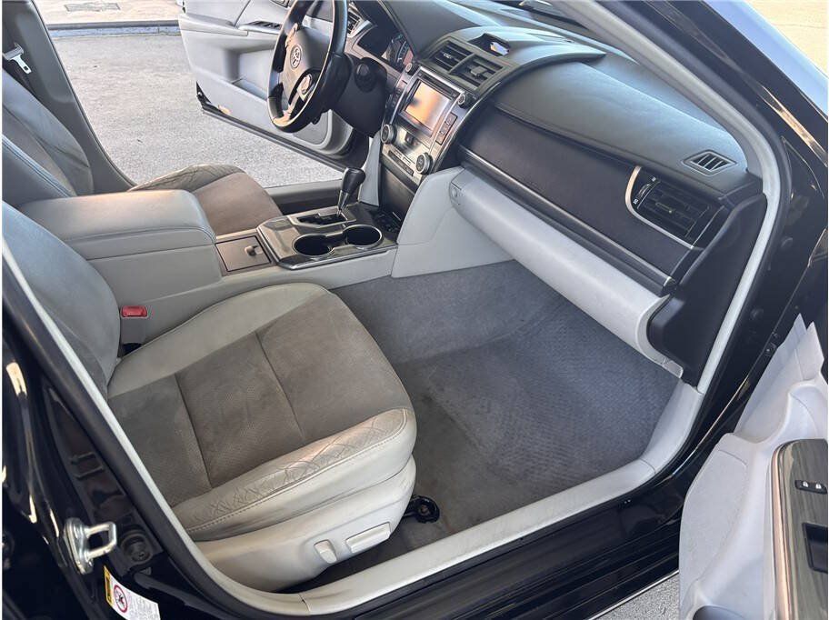 Used 2014 Toyota Camry XLE w/ Leather Package FWD image 16