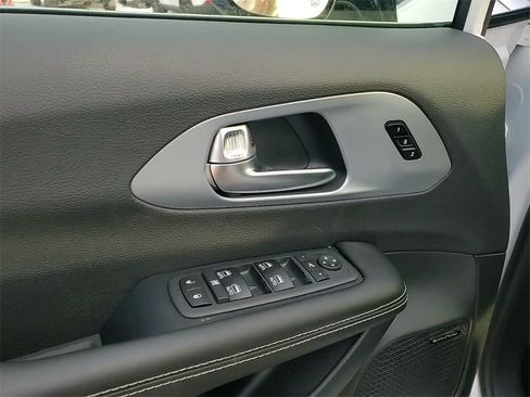 New 2026 Chrysler Pacifica Limited w/ Uconnect Theater Family Group image 20