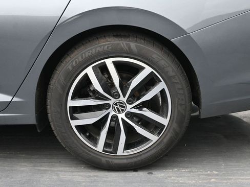 Used 2025 Volkswagen Jetta SE FWD image 16