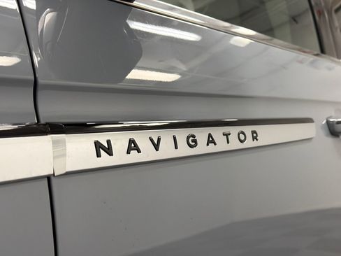 New 2026 Lincoln Navigator Reserve AWD/4WD image 16