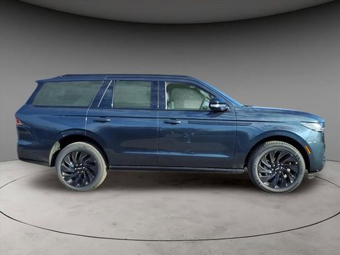 New 2025 Lincoln Navigator Reserve w/ Jet Appearance Package AWD/4WD image 10