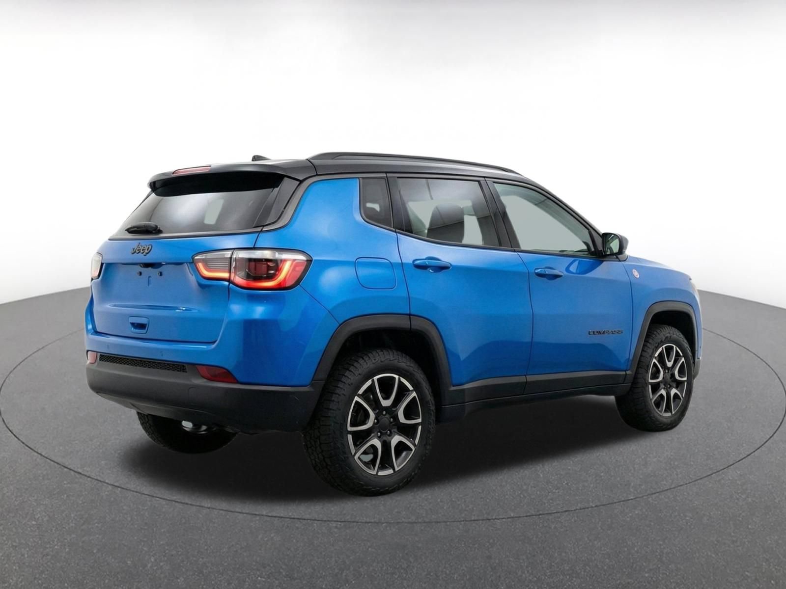 Used 2025 Jeep Compass Trailhawk AWD/4WD image 9