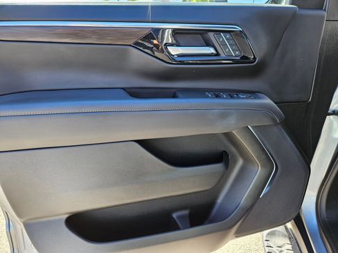 Used 2025 Chevrolet Suburban Z71 AWD/4WD image 12