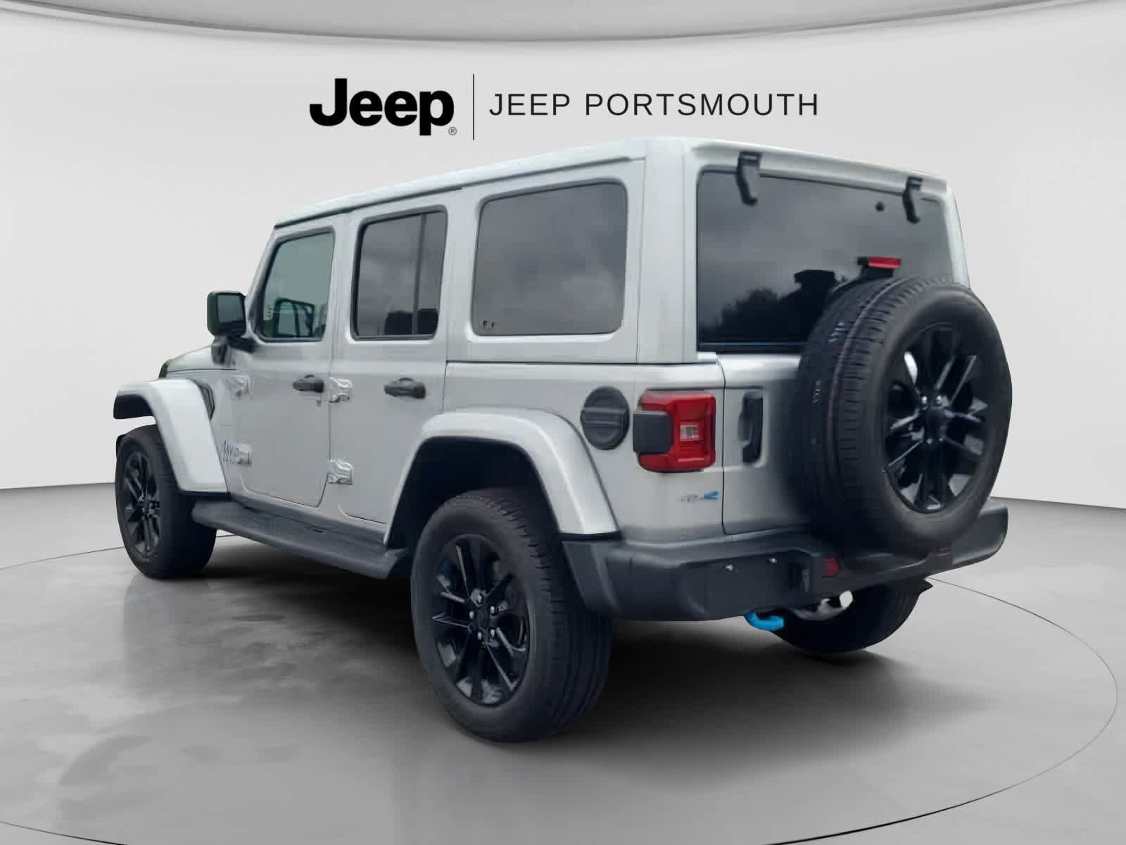 Used 2023 Jeep Wrangler Unlimited Sahara w/ Cold Weather Group AWD/4WD image 8