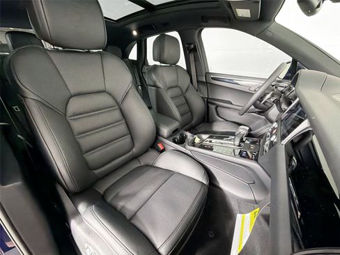 Certified 2026 Porsche Macan AWD/4WD image 28