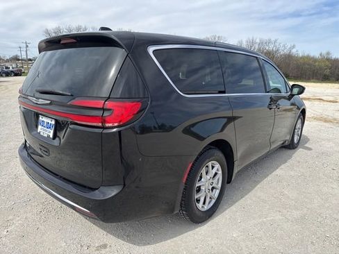 Used 2024 Chrysler Pacifica Touring-L FWD image 7