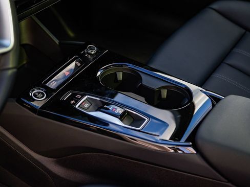 New 2025 Audi A6 e-tron Premium image 19