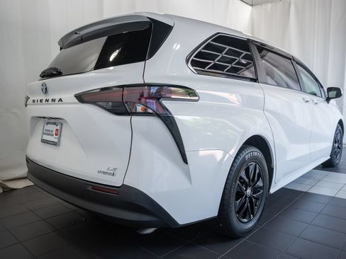 Used 2023 Toyota Sienna LE FWD image 4