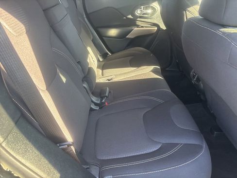 Used 2017 Jeep Cherokee Latitude w/ Cold Weather Group FWD image 9