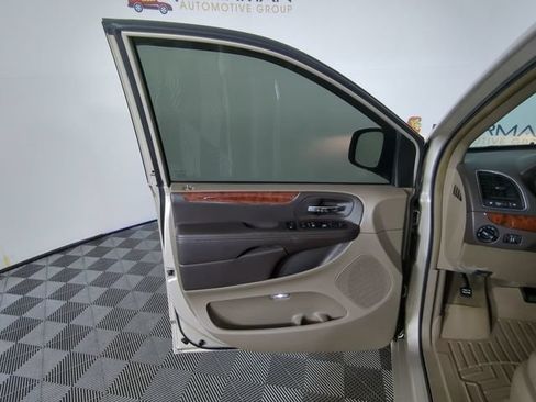 Used 2013 Chrysler Town & Country Touring FWD image 17