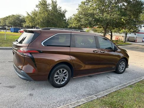 Used 2021 Toyota Sienna XLE FWD image 6