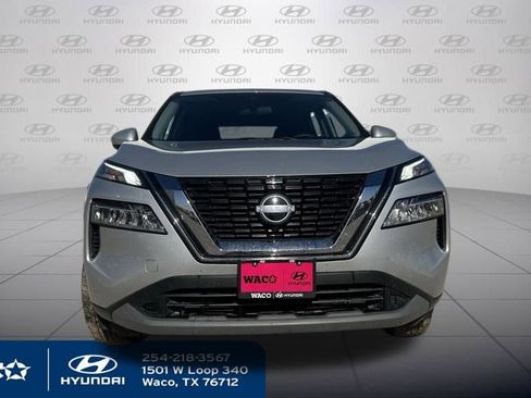 Used 2023 Nissan Rogue SV image 2