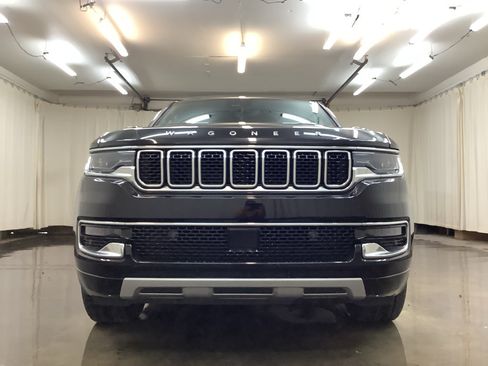 Used 2024 Jeep Wagoneer L Series II w/ Flexible Seating Group AWD/4WD image 10