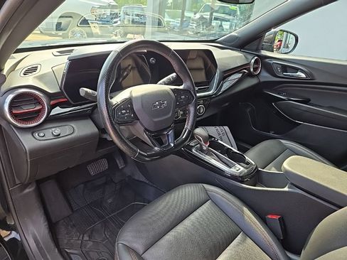 Used 2025 Chevrolet Trax RS w/ Sunroof Package FWD image 34