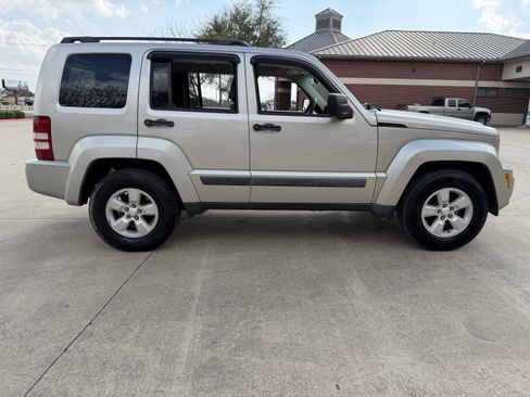 Used 2009 Jeep Liberty Sport w/ Popular Equipment Group image 8