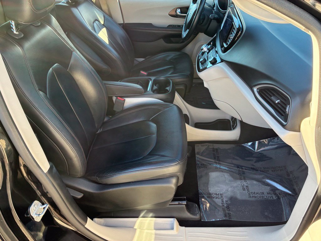 Used 2017 Chrysler Pacifica Touring-L FWD image 34
