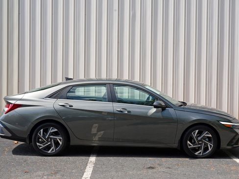 Used 2025 Hyundai Elantra SEL FWD image 52