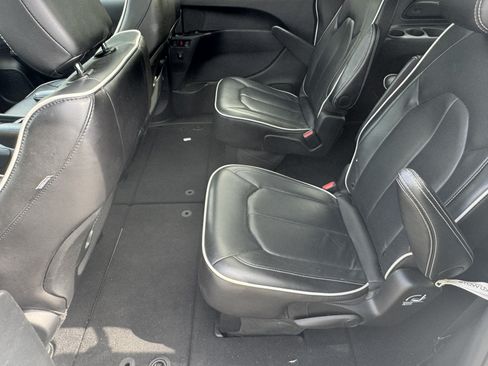 Used 2025 Chrysler Pacifica Limited FWD image 24