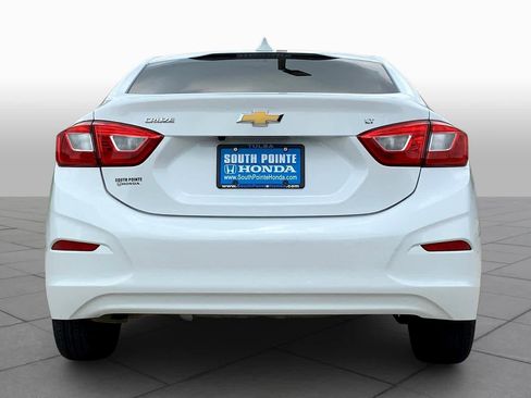 Used 2018 Chevrolet Cruze LT w/ Convenience Package image 4