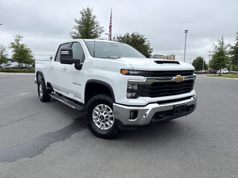 Used 2025 Chevrolet Silverado 2500 LT w/ Convenience Package AWD/4WD image 2