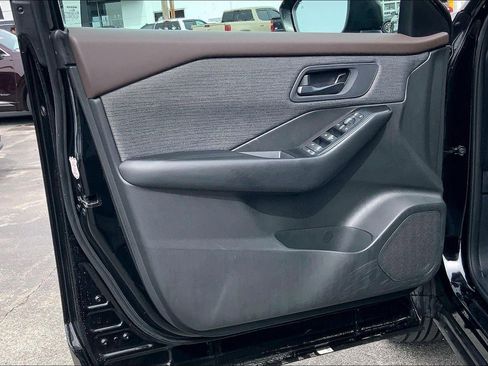 Used 2023 Nissan Rogue S image 23